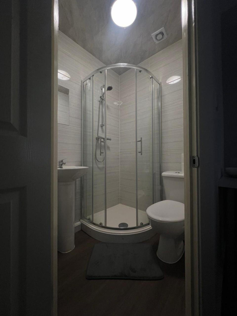 Deluxe Ensuite Double Room With Ensuite Coventry Exterior photo