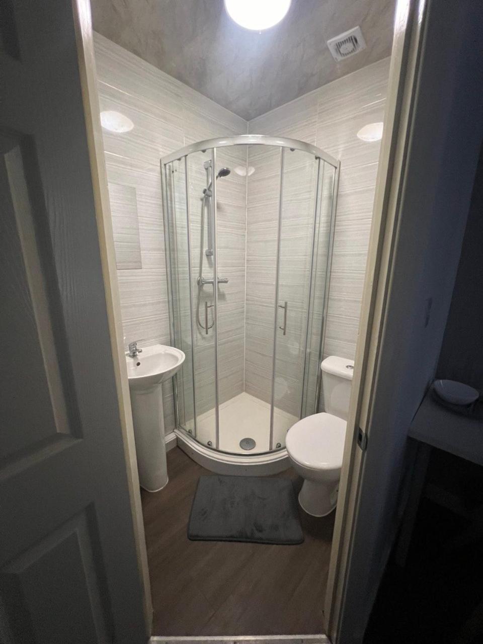 Deluxe Ensuite Double Room With Ensuite Coventry Exterior photo